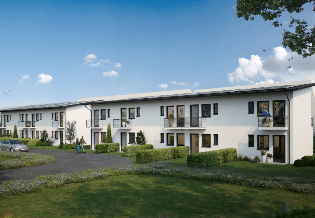 Moderne zweistöckige Reihenhäuser mit weißen Fassaden, Balkonen und gepflegtem Grün im Vordergrund unter blauem Himmel.
