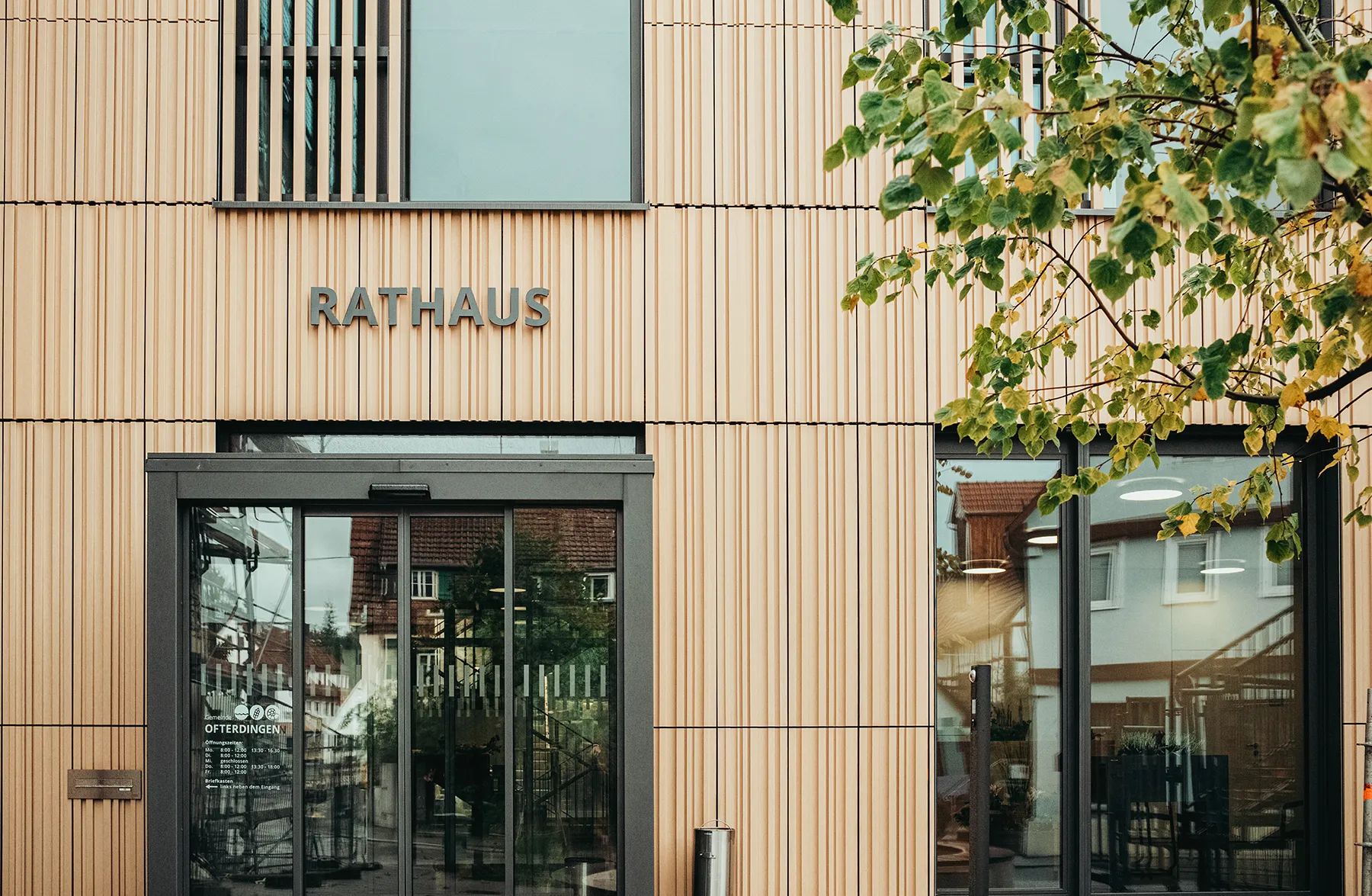 TONALITY® Fassade des Rathauses mit Keramik.