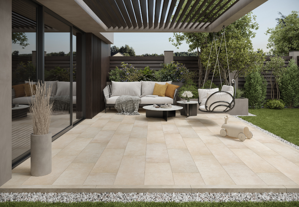 Terrasse mit Keramik Terrassenplatten verlegt in der Oberfläche Baldet.