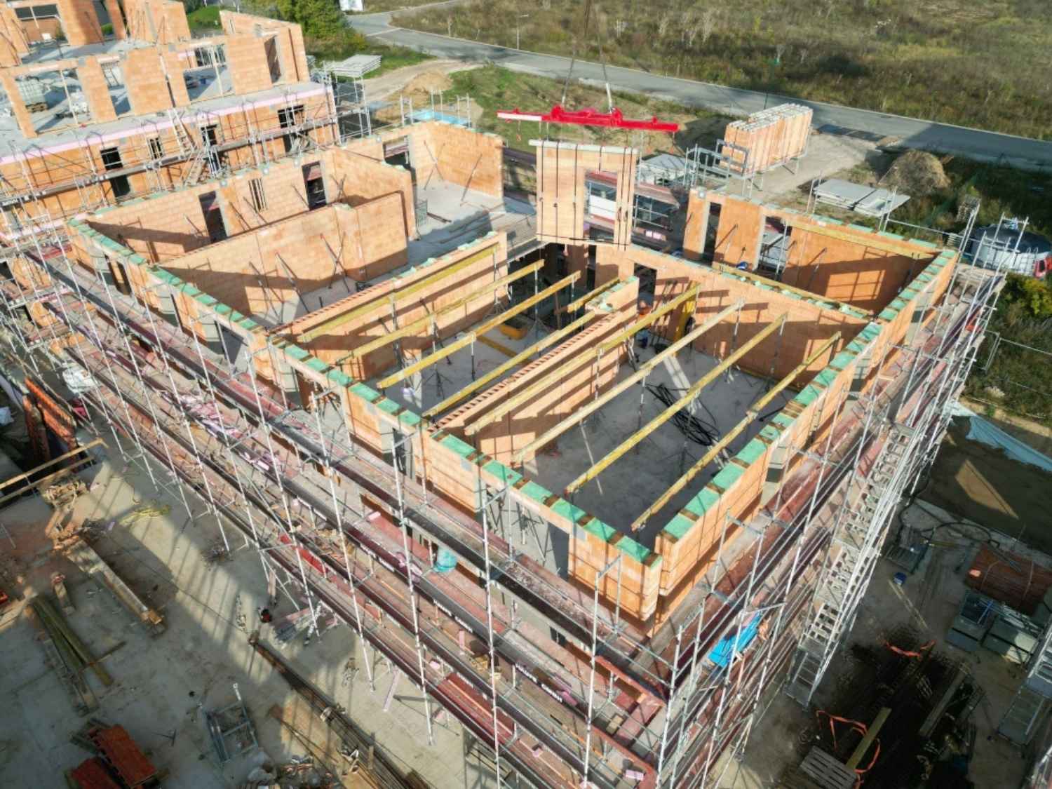 Luftaufnahme einer Wohnanlage in Werneuchen im Rohbau mit Ziegelfertigteilen und umlaufendem Gerüst