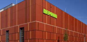 TONALITY® Keramikfassade für Neubau der DEPRAG Logistikhalle in Amberg mit Logo.
