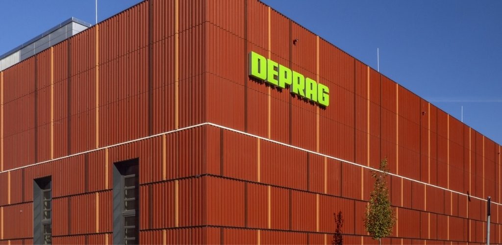 TONALITY® Keramikfassade für Neubau der DEPRAG Logistikhalle in Amberg mit Logo.
