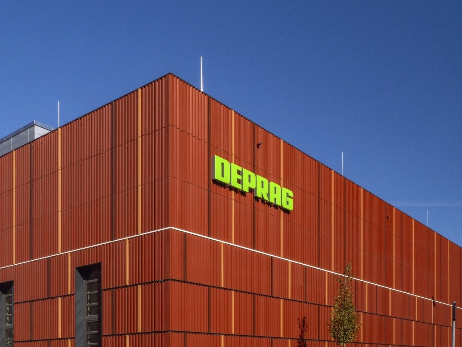 TONALITY® Keramikfassade für Neubau der DEPRAG Logistikhalle in Amberg mit Logo.